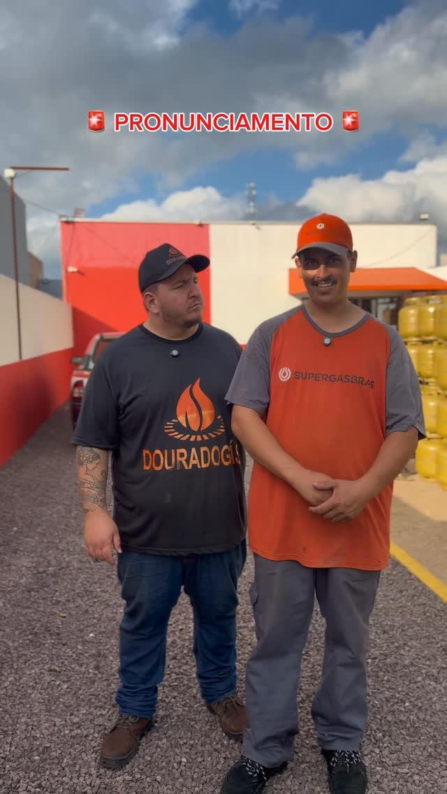 Equipe da Dourado Gás no pátio com uniforme da empresa.
