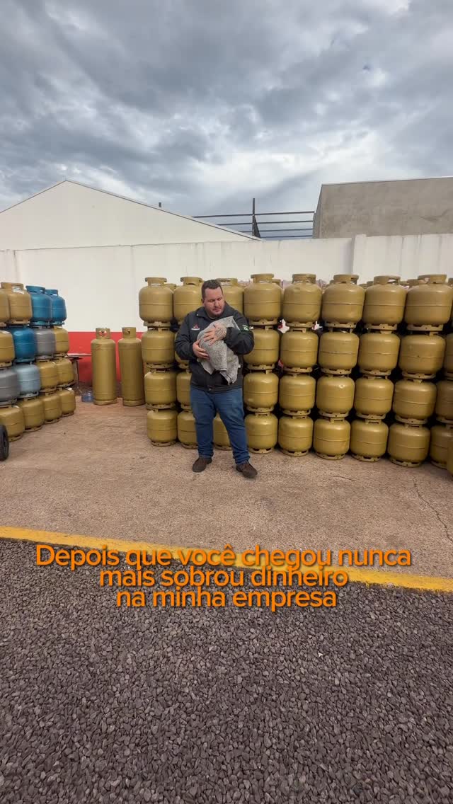 Pátio com estoque de botijões da Dourado Gás.