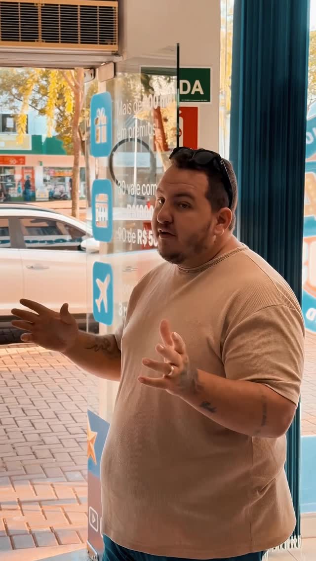 Empresário da Dourado Gás falando em ambiente comercial.